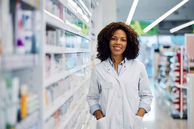A smiling woman pharmacist | 900x600px